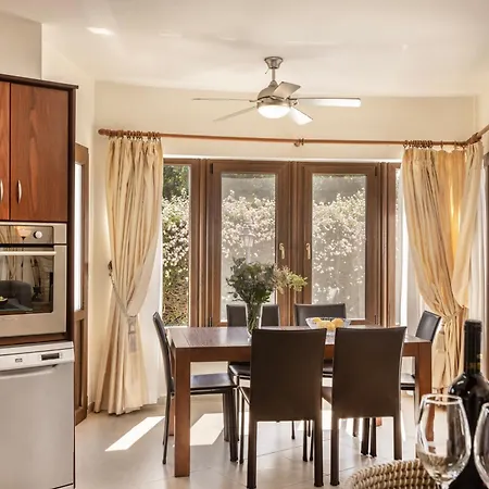 Tsikkos Tria Villa *