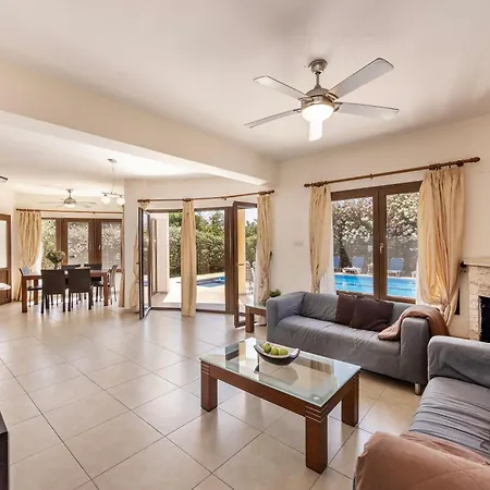 Tsikkos Tria Villa Polis