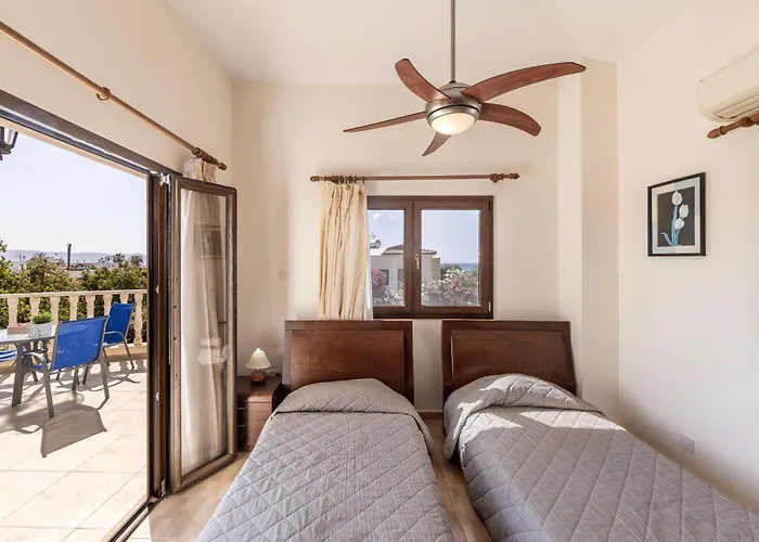 Willa Tsikkos Tria Polis