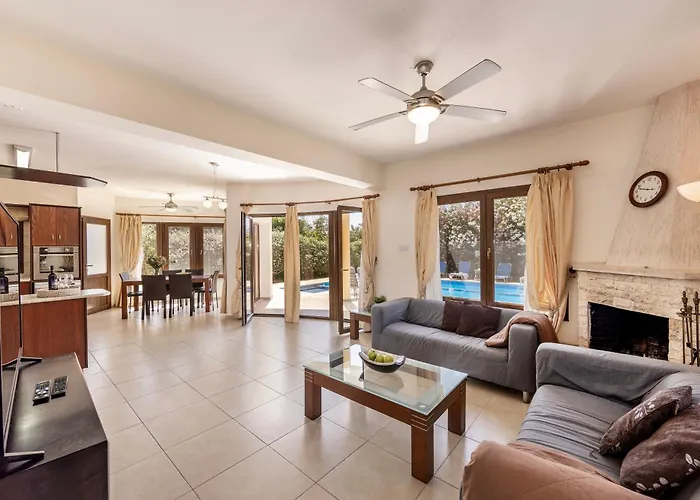 Tsikkos Tria Willa Polis