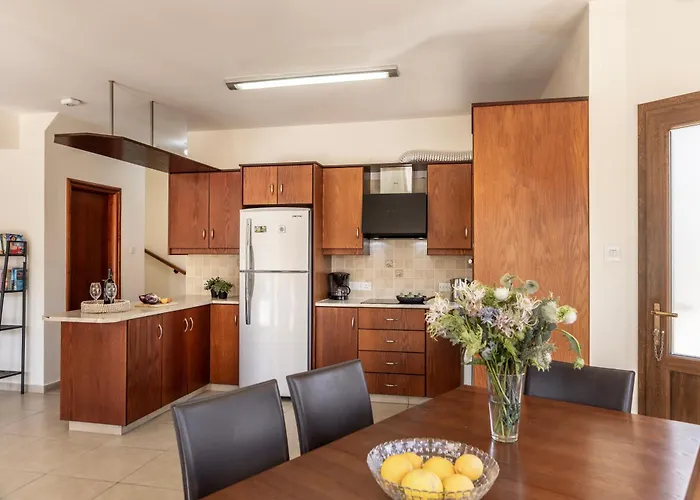 Willa Tsikkos Tria *