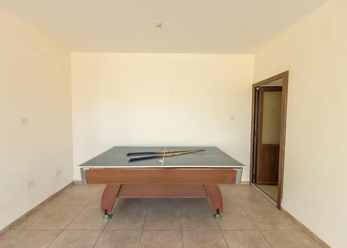 Willa Tsikkos Tria Polis