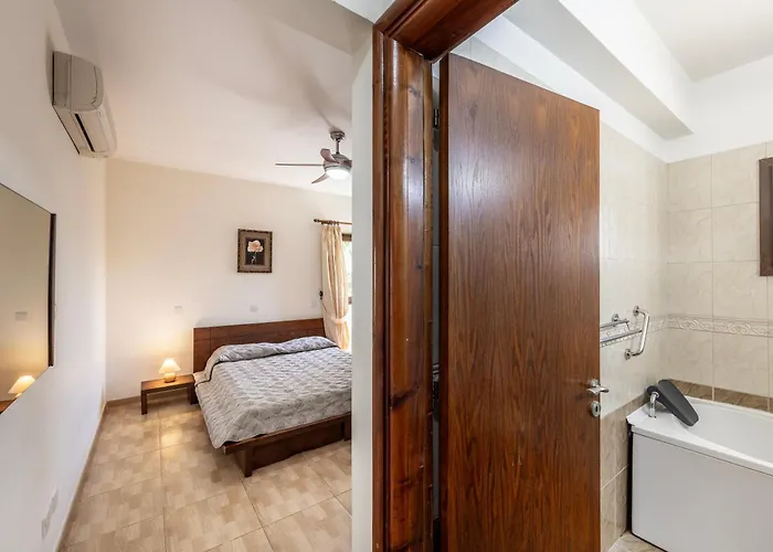 Willa Tsikkos Tria *