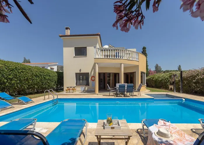 Tsikkos Tria Villa *