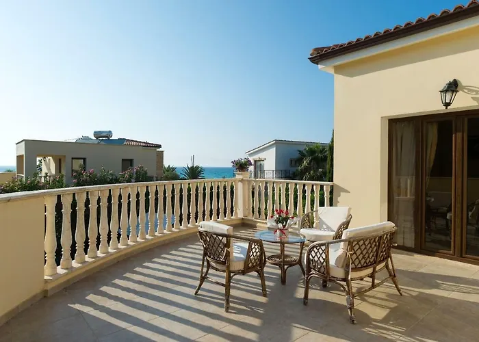 Tsikkos Tria Willa Polis